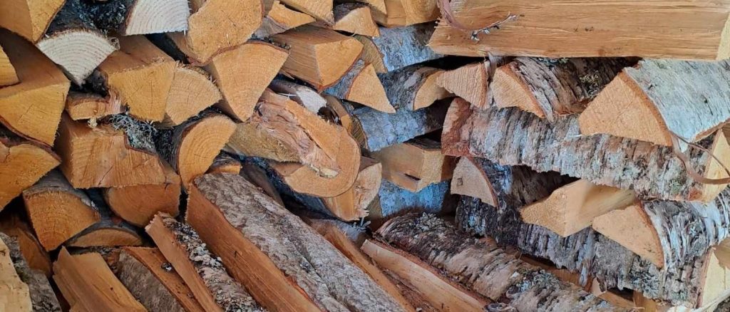 Vedstabel, ved for salg, løs ved for selvtørk, sekkeved