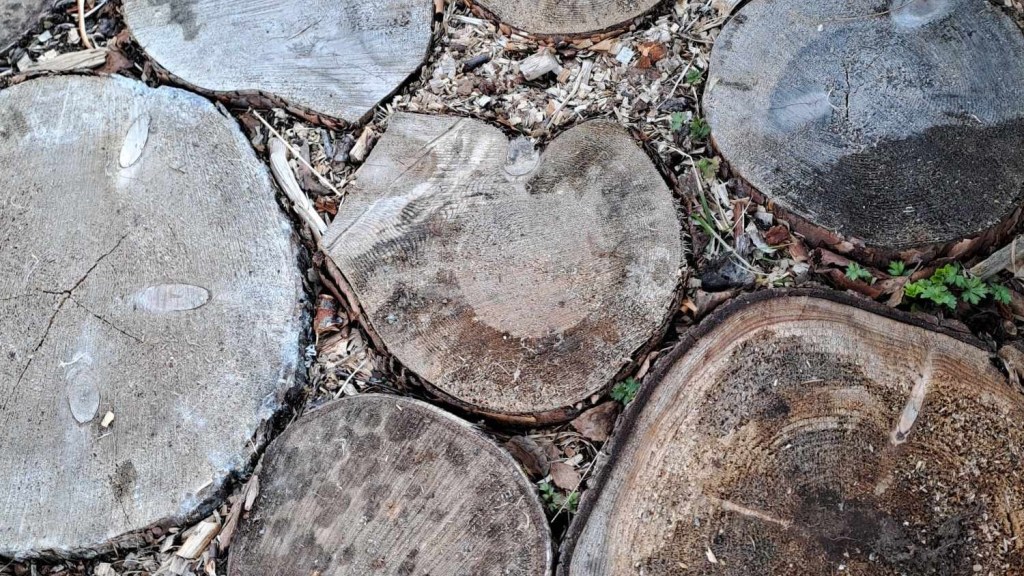 Hageheller av tre. Til vakre, naturlige hager.